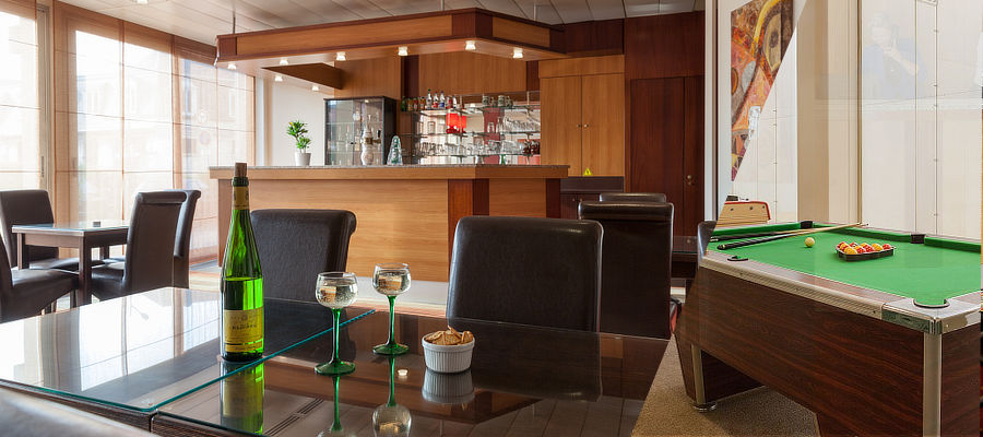 vue du bar et espace jeux